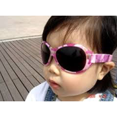 Girl in Retro Banz Pink Diva sunglasses